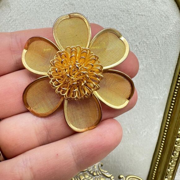 Vintage Mesh Flower Brooch Gold Tone Floral Pin - Picture 2 of 3